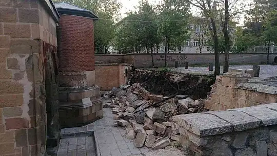 Elazığ'da şiddetli yağış nedeniyle istinat duvarı çöktü
