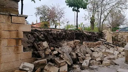 Elazığ'da şiddetli yağış nedeniyle istinat duvarı çöktü