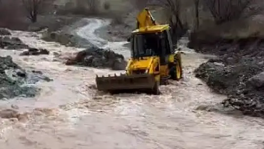 Elazığ'da şiddetli yağışlar köy yollarına zarar verdi