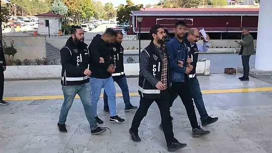 Elazığ'da silah kaçakçılığından adliyeye sevk edilen 3 şüpheli tutuklandı