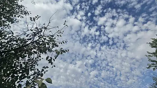 Elazığ'da sirrokümülüs bulutları görsel şölen sundu