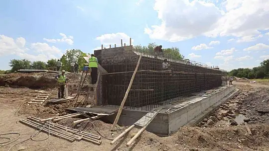 Elazığ'da Şorşor Deresi üzerine yeni köprü inşa ediyor