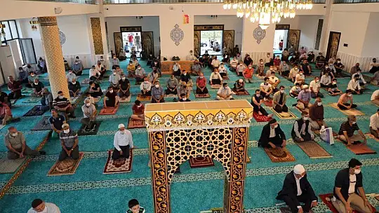 Elazığ'da sosyal mesafeli bayram namazı