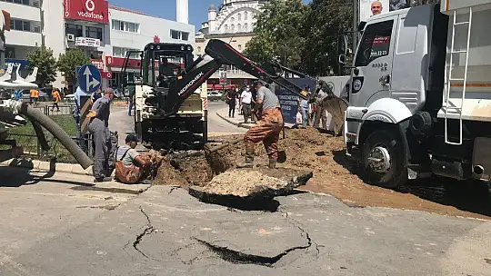 Elazığ'da su borusunun patladı