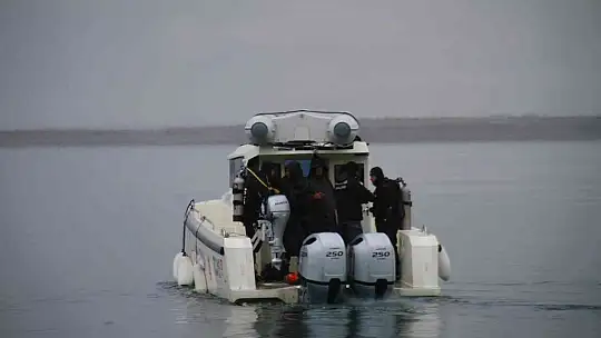 Elazığ'da suda kaybolan balıkçıyı arama çalışmaları devam ediyor