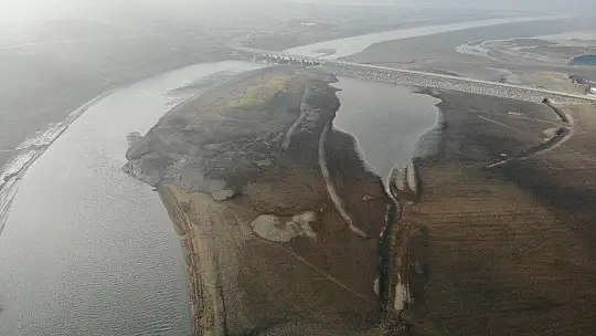 Elazığ'da sular çekildi, barajı besleyen koca nehir dereye döndü