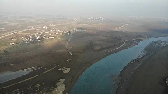 Elazığ'da sular çekildi, barajı besleyen koca nehir dereye döndü