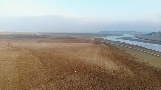 Elazığ'da sular çekildi, barajı besleyen koca nehir dereye döndü