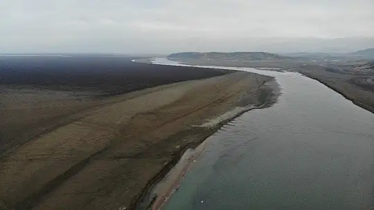 Elazığ'da sular çekildi, barajı besleyen koca nehir dereye döndü