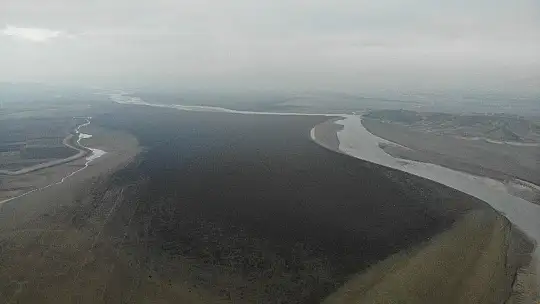 Elazığ'da sular çekildi, barajı besleyen koca nehir dereye döndü