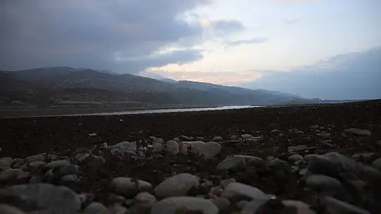 Elazığ'da sular çekildi, barajı besleyen koca nehir dereye döndü