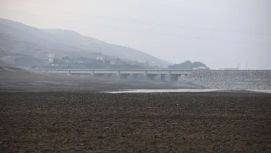 Elazığ'da sular çekildi, barajı besleyen koca nehir dereye döndü