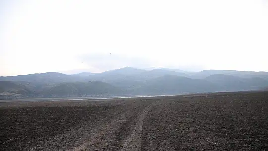 Elazığ'da sular çekildi, barajı besleyen koca nehir dereye döndü