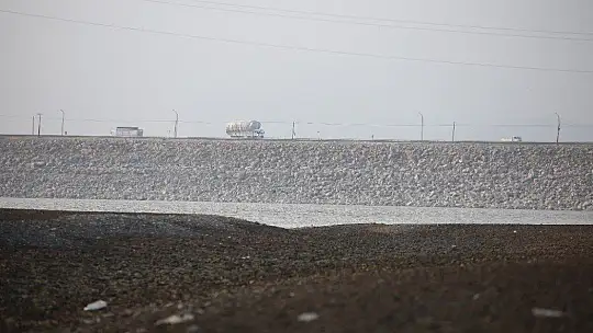 Elazığ'da sular çekildi, barajı besleyen koca nehir dereye döndü