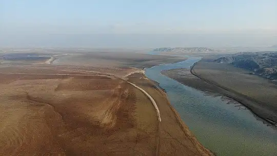 Elazığ'da sular çekildi, barajı besleyen koca nehir dereye döndü