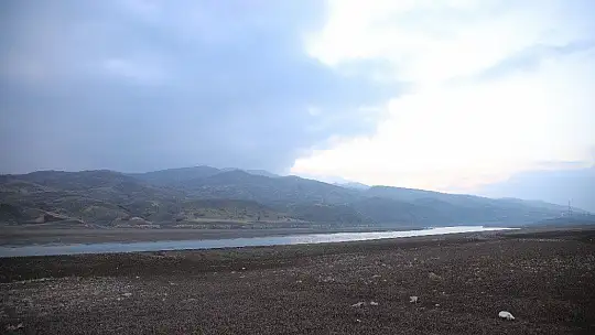 Elazığ'da sular çekildi, barajı besleyen koca nehir dereye döndü