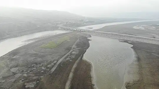 Elazığ'da sular çekildi, barajı besleyen koca nehir dereye döndü