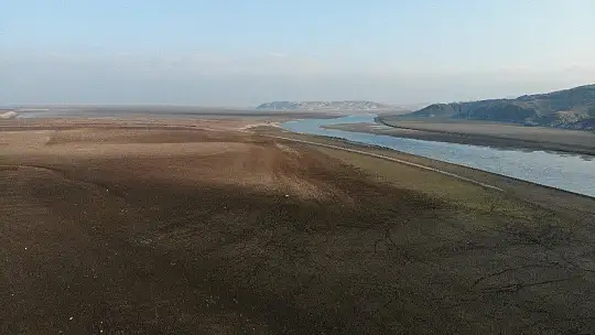 Elazığ'da sular çekildi, barajı besleyen koca nehir dereye döndü