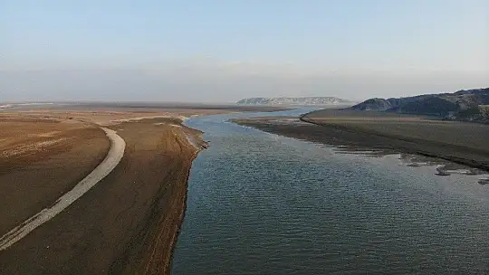 Elazığ'da sular çekildi, barajı besleyen koca nehir dereye döndü
