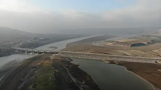 Elazığ'da sular çekildi, barajı besleyen koca nehir dereye döndü