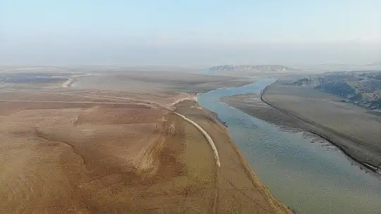 Elazığ'da sular çekildi, barajı besleyen koca nehir dereye döndü