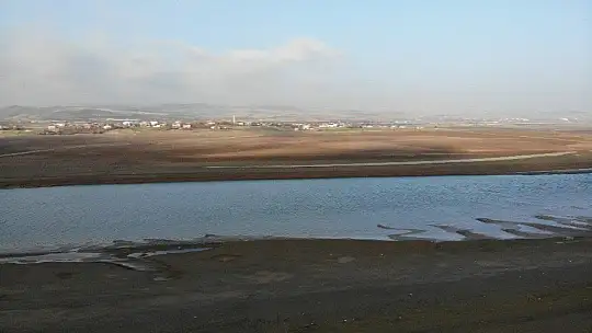 Elazığ'da sular çekildi, barajı besleyen koca nehir dereye döndü