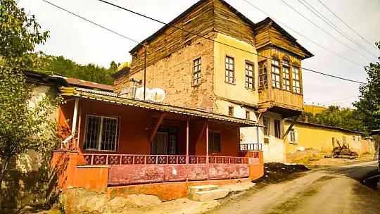 Elazığ'da tarihi konaklar sonbahar renklerine büründü