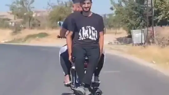 Elazığ'da tehlikeli yolculuk: Motosiklete ters oturdu