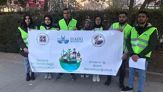 Elazığ'da temizlik görevlileri oturdu, öğrenciler caddeleri temizledi