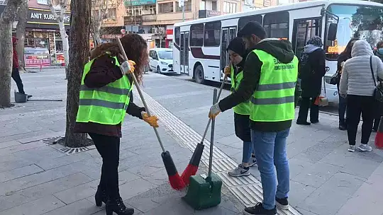 Elazığ'da temizlik görevlileri oturdu, öğrenciler caddeleri temizledi