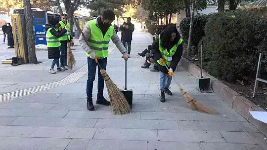 Elazığ'da temizlik görevlileri oturdu, öğrenciler caddeleri temizledi