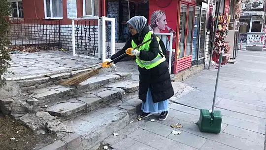 Elazığ'da temizlik görevlileri oturdu, öğrenciler caddeleri temizledi