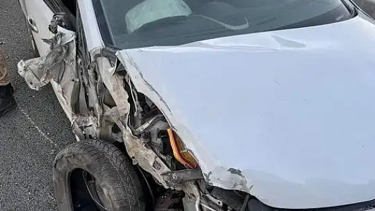 Ters yöne giren iş makinesi otomobile çarptı: 3 yaralı