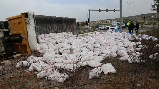 Elazığ'da tır refüje çarpıp devrildi, sürücü yaralandı