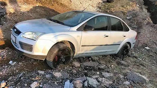 Otomobil şarampole uçtu