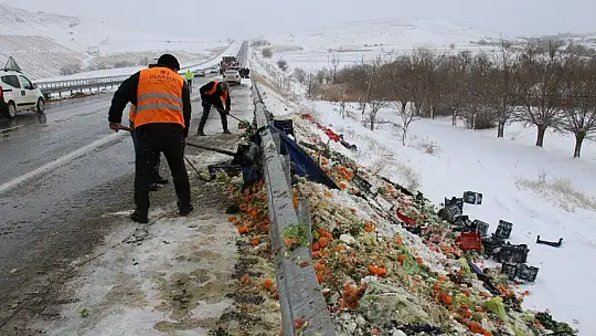 Elazığ'da tırlar çarpıştı, sebze ve meyveler yola saçıldı:3 yaralı