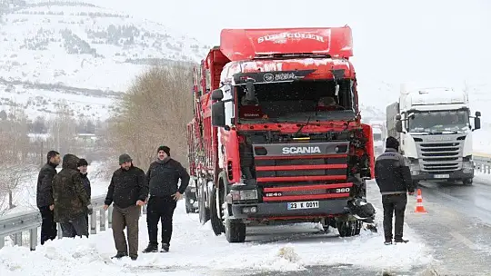 Elazığ'da tırlar çarpıştı, sebze ve meyveler yola saçıldı:3 yaralı