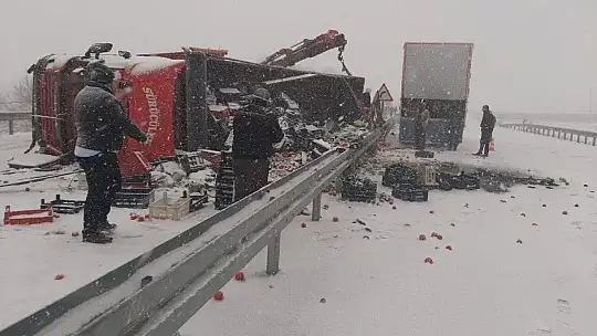 Elazığ'da tırlar çarpıştı, sebze ve meyveler yola saçıldı:3 yaralı