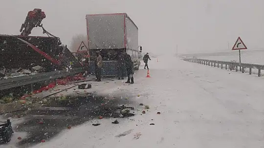 Elazığ'da tırlar çarpıştı, sebze ve meyveler yola saçıldı:3 yaralı