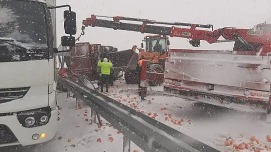 Elazığ'da tırlar çarpıştı, sebze ve meyveler yola saçıldı:3 yaralı