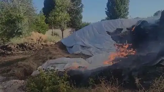Elazığ'da tonlarca saman balyası kül oldu