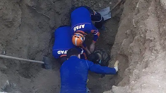 Elazığ'da toprak altında kalan 2 işçi kurtarıldı