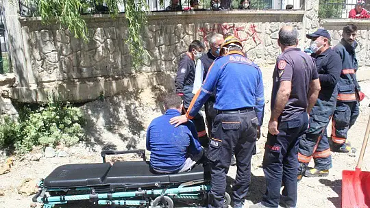 Elazığ'da toprak altında kalan 2 işçi kurtarıldı
