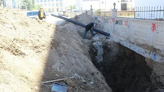 Elazığ'da toprak altında kalan 2 işçi kurtarıldı