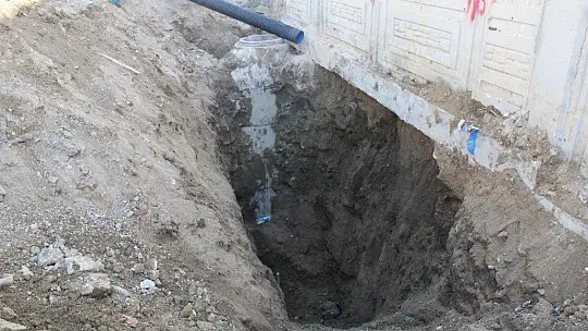 Elazığ'da toprak altında kalan 2 işçi kurtarıldı