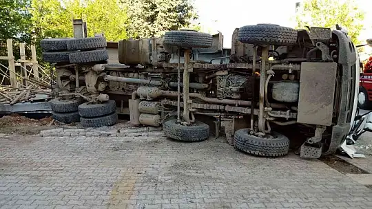 Elazığ'da toprak taşıyan kamyon yan yattı