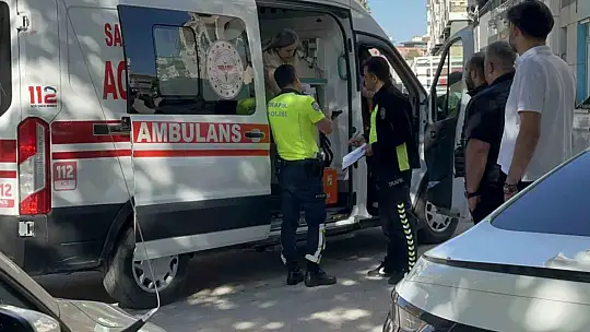 İki otomobil çarpıştı 3 kişi yaralandı