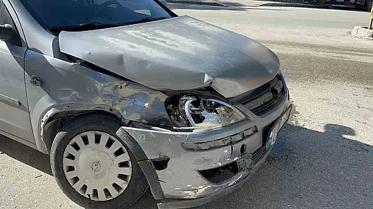 İki otomobil çarpıştı 3 kişi yaralandı
