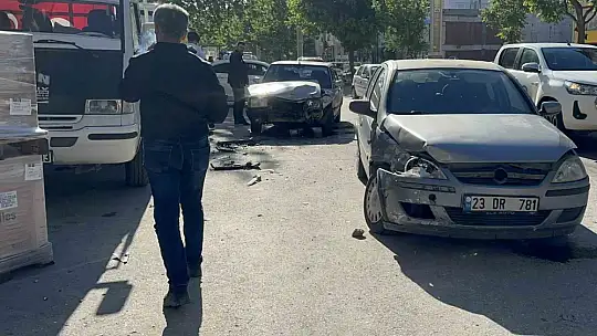 İki otomobil çarpıştı 3 kişi yaralandı
