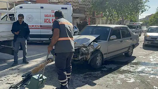 İki otomobil çarpıştı 3 kişi yaralandı